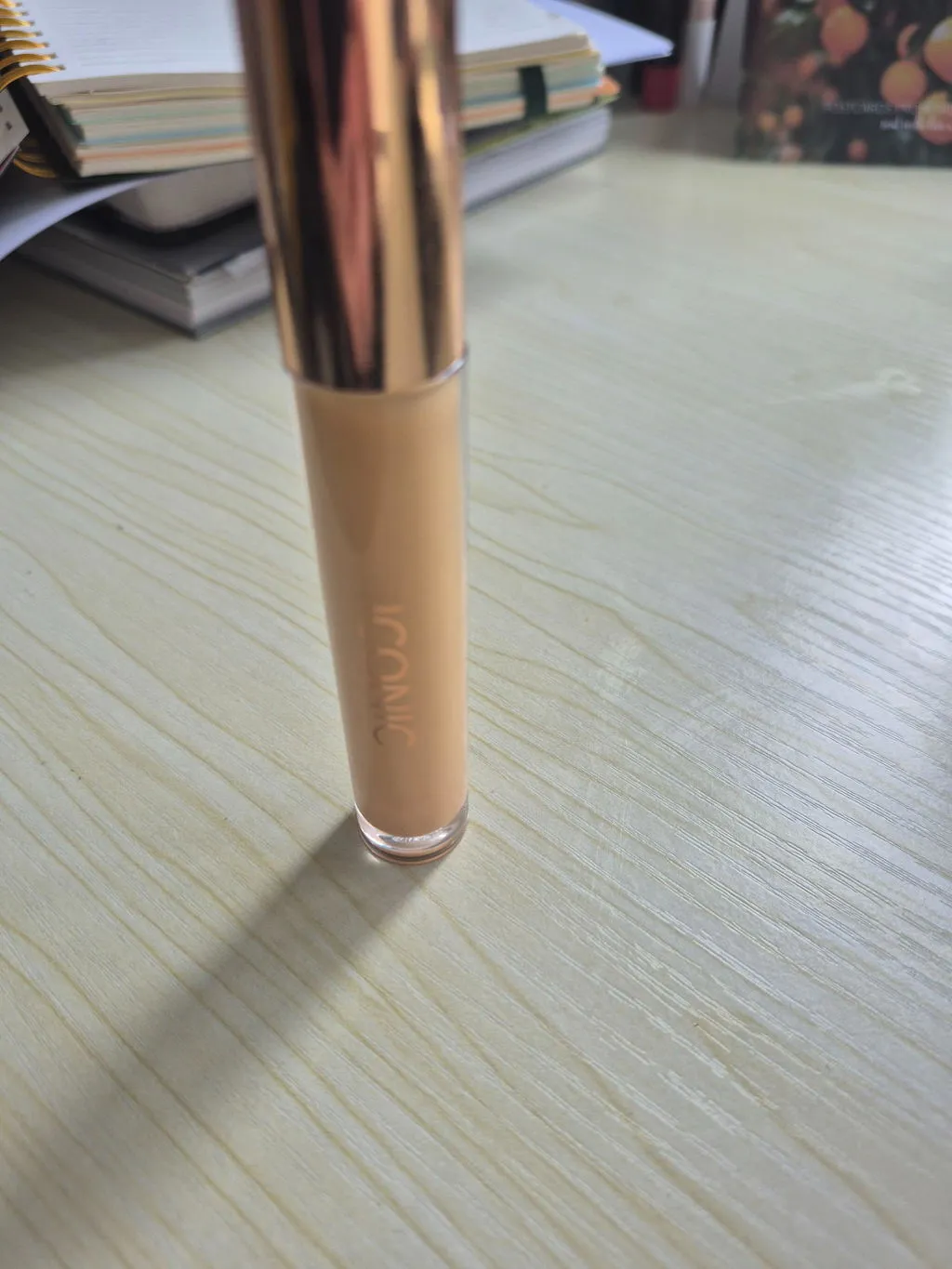 Iconic London Lip Gloss rimpolpante Nearly Nude morbido