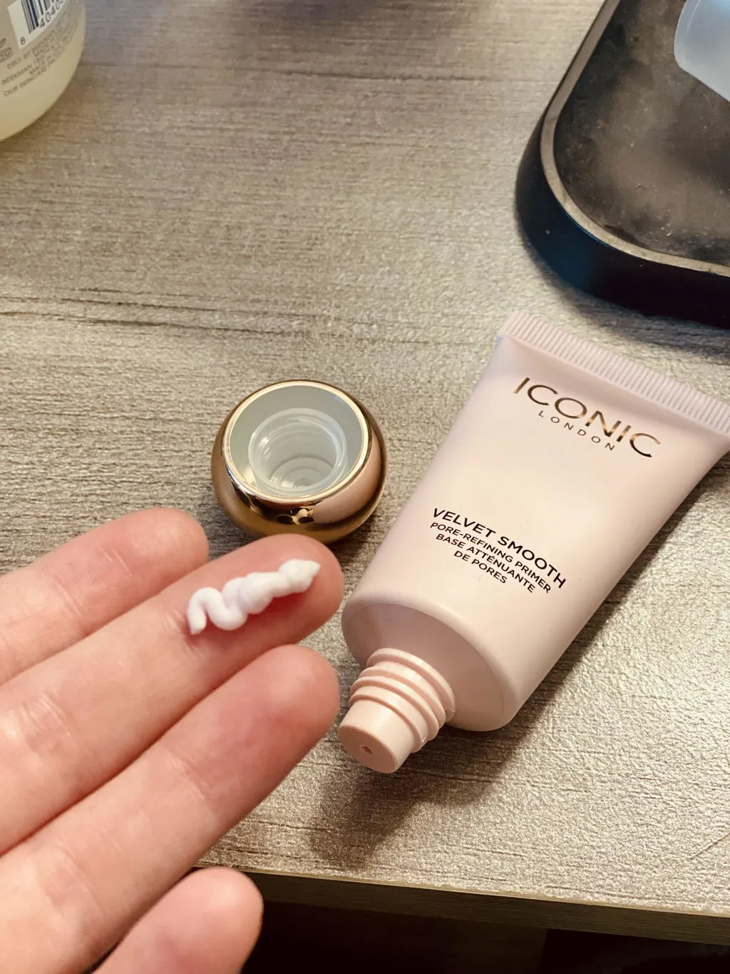 Iconic London Velvet Smooth primer viso pori