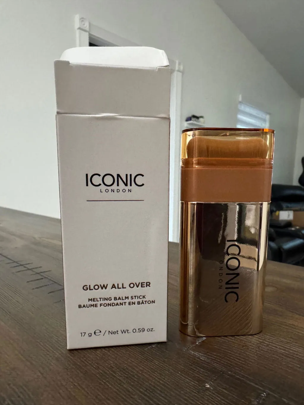 Iconic London Glow All Over Melting Balm Stick illuminante viso corpo