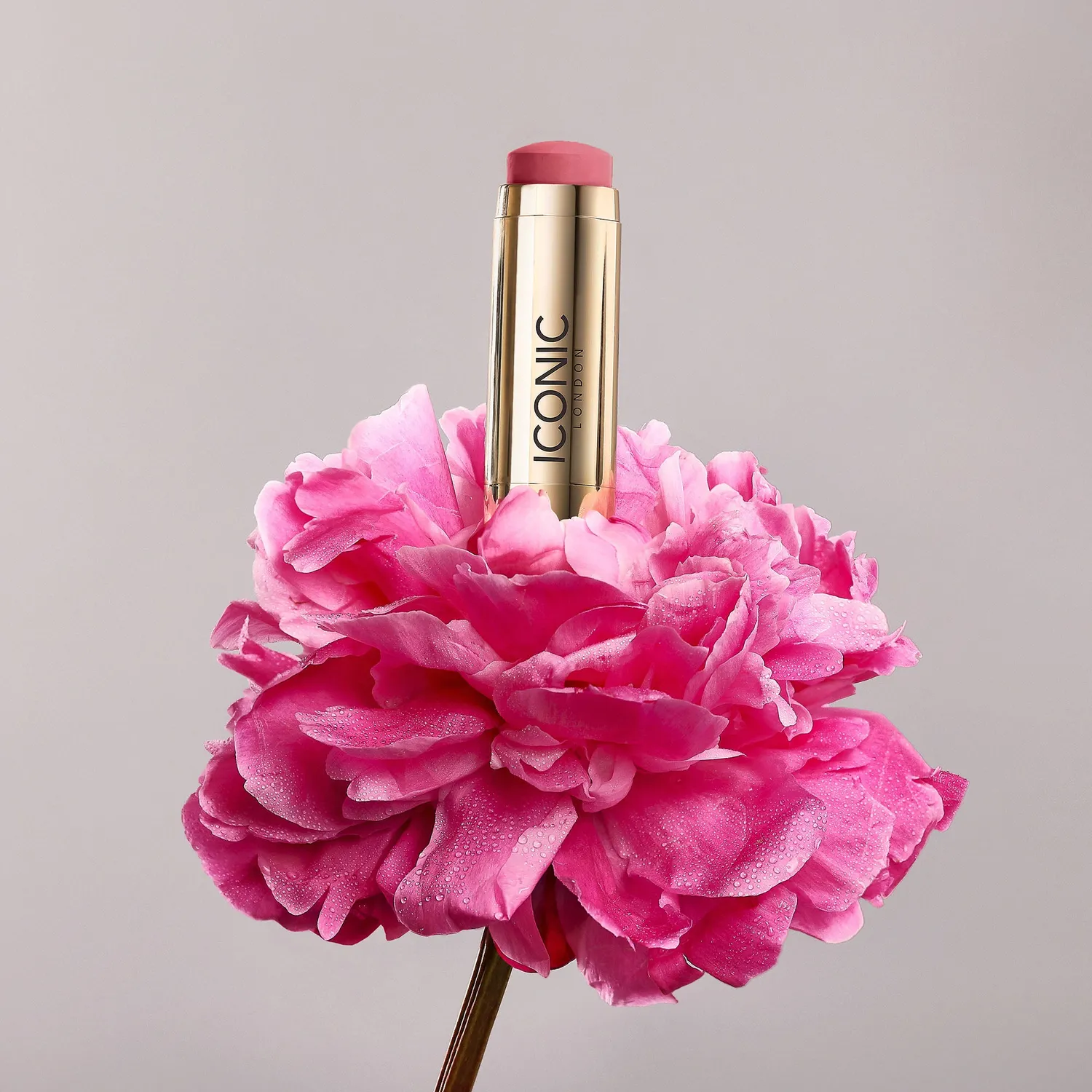 Iconic London Blurring Blush Stick Cosmo Blossom effetto sfumato