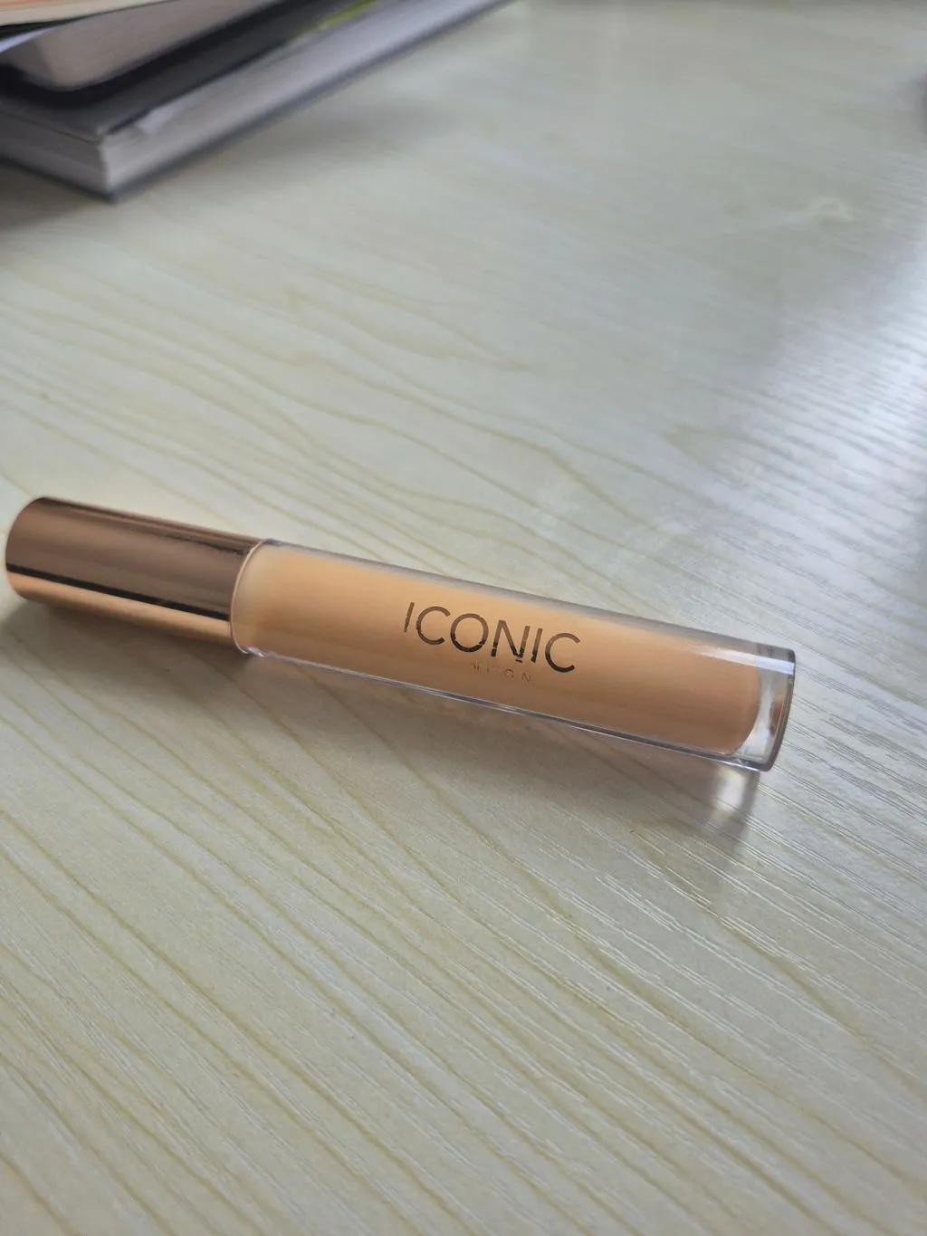 Iconic London Lip Gloss rimpolpante Nearly Nude morbido